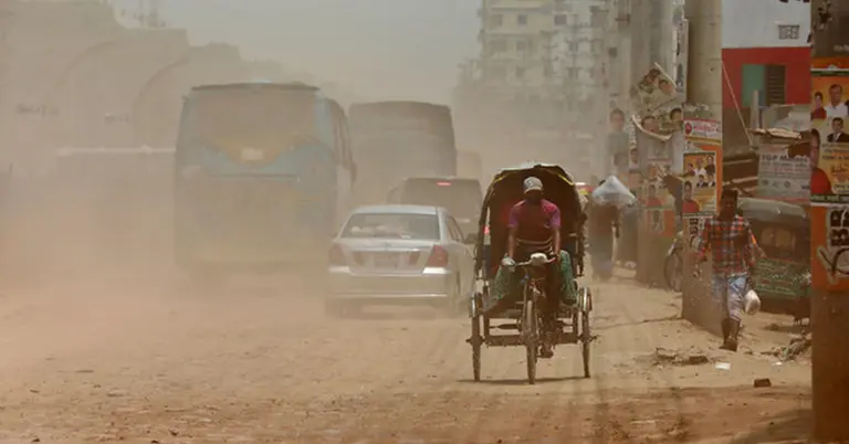 ধুলো-ধোঁয়ায় ঢাকার সড়ক